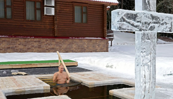 Vladimir Putin, donmuş suya girdi