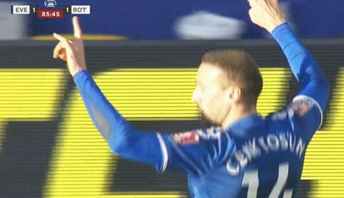 Cenk Tosun'un gol sevinci İngilizleri rahatsız etti
