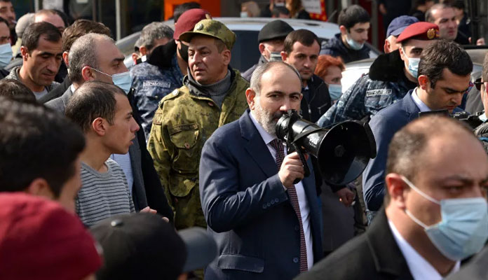 Ermenistan'da ordu Paşinyan'ın istifasını istedi, Paşinyan Genelkurmay başkanını görevden aldı