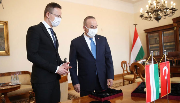 Çavuşoğlu, Macaristan'da yakalanan 412 tarihi eseri Türkiye'ye getirmek üzere teslim aldı