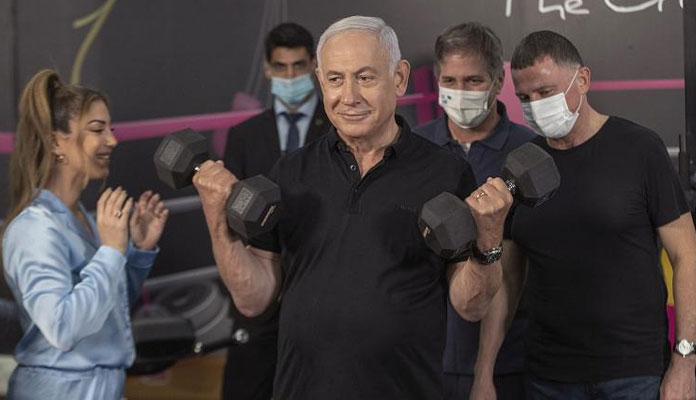 Covid-19 aşılamasında dünya lideri İsrail'de kısıtlamalar gevşetildi