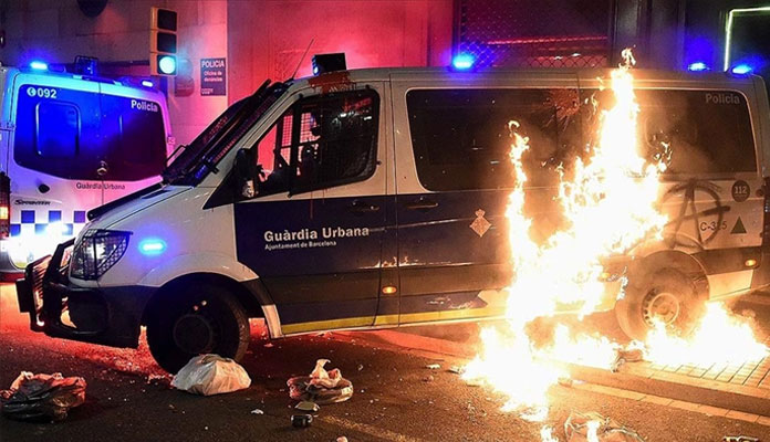 Tutuklanan İspanyol rapçi Hasel'e destek için Barselona'da yapılan gösteriler olaylı geçti