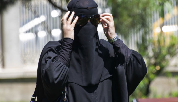İsviçre’de peçe ve burka yasağı halk oylamasıyla kabul edildi