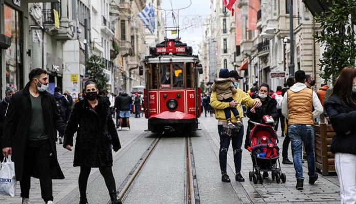 Türkiye haritasında salgın riski arttı, pandemiyle ölümüne mücadele eden pek çok doktor kısıtlamalara uyulmamasına tepki gösterdi