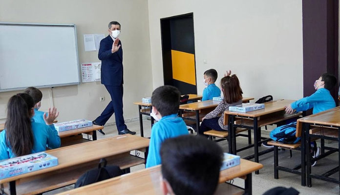 Bakan Selçuk: Şehirlerimizin alacağı mesafeye göre okulların durumunda değişkenlik olacak