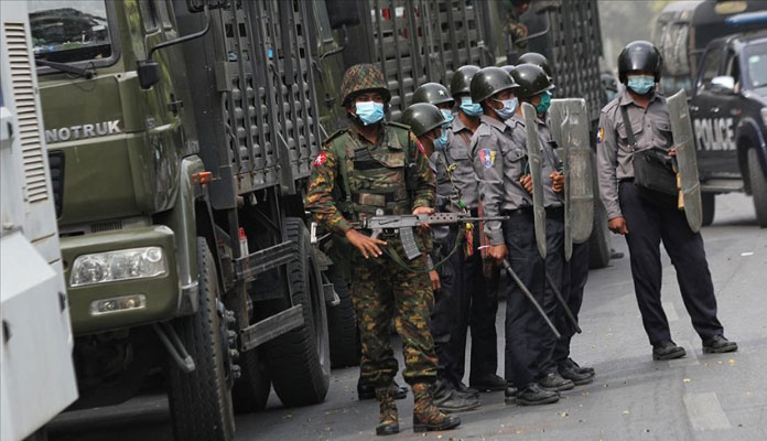 Myanmar ordusu 2 protestocuyu öldürdü, caminin bağış paralarını yağmaladı
