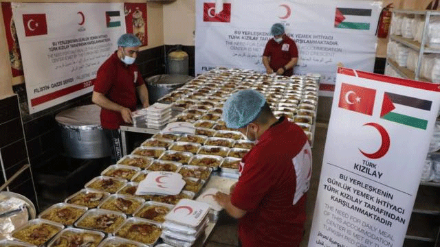 Türk Kızılay Gazze'de sıcak yemek dağıtıyor