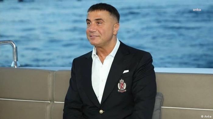 Sedat Peker, kaldığı otelin ifşa olması nedeniyle “uzun bir yolculuğa çıkacağını” açıkladı
