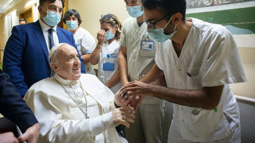 Papa Francis ameliyattan 11 gün sonra taburcu oldu