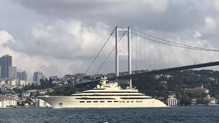 'Güzel kız' İstanbul Boğazı'ndan geçti