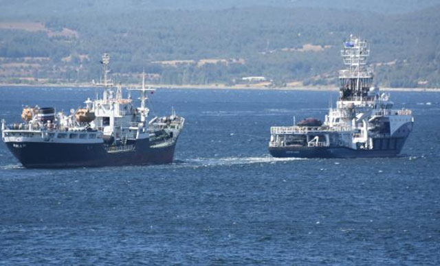 Rus askeri römorkörü ve tankeri, Çanakkale Boğazı'ndan geçti