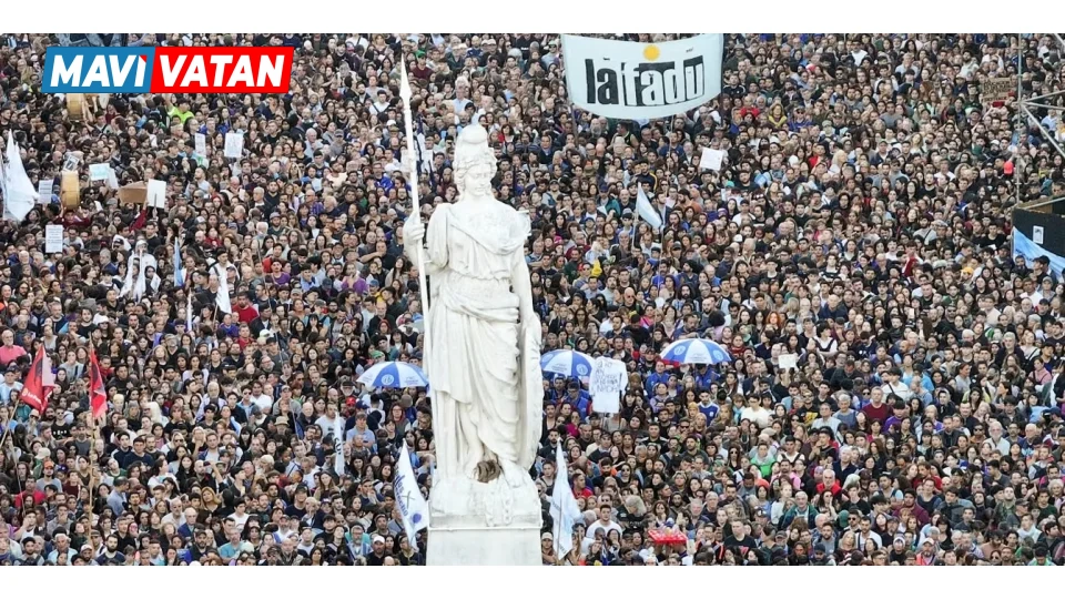 Arjantin'de binlerce kişi hükümetin eğitimdeki bütçe kesintisini protesto etti