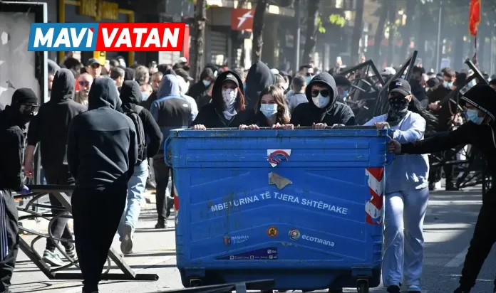 Arnavutluk'ta öğrenci protestoları: Hükümet binaları ateşe verildi