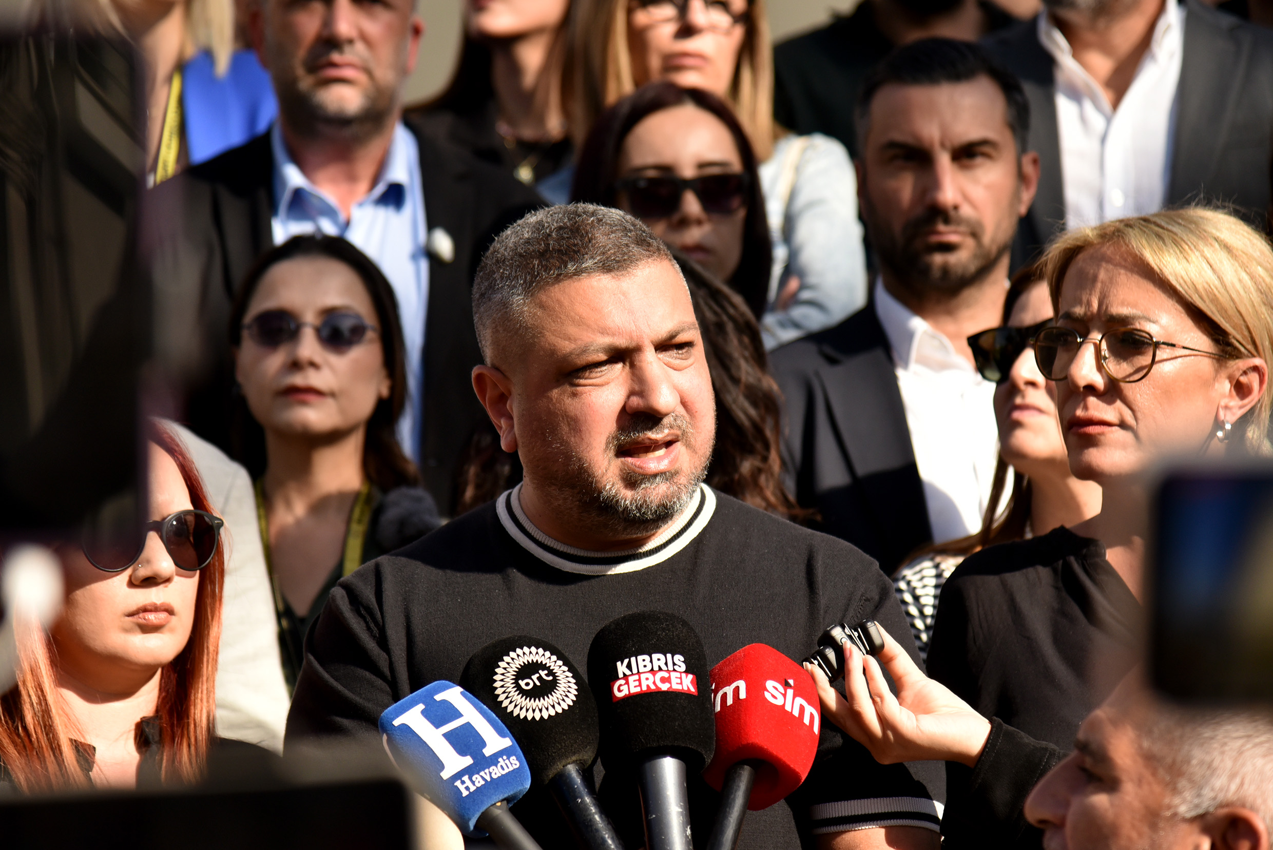 Basın örgütleri Lefkoşa Polis Müdürlüğü önünde açıklama yaptı… “Gazetecilik suç değildir”