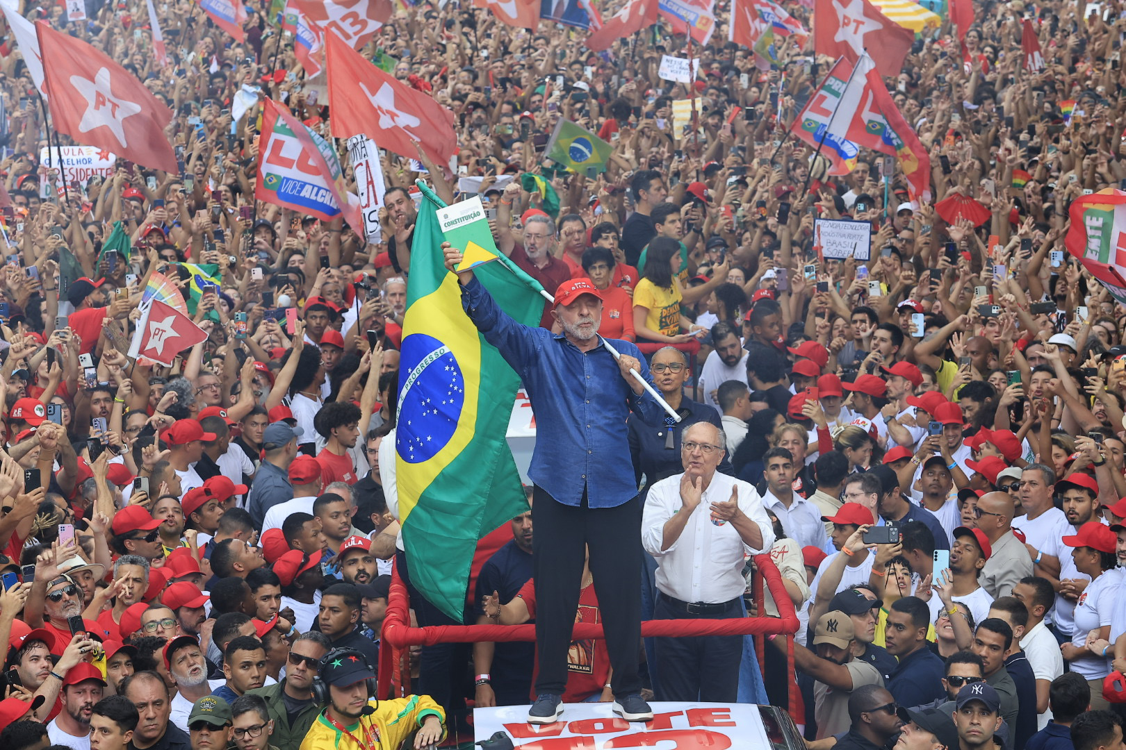 Brezilya'da Lula yeniden devlet başkanı seçildi
