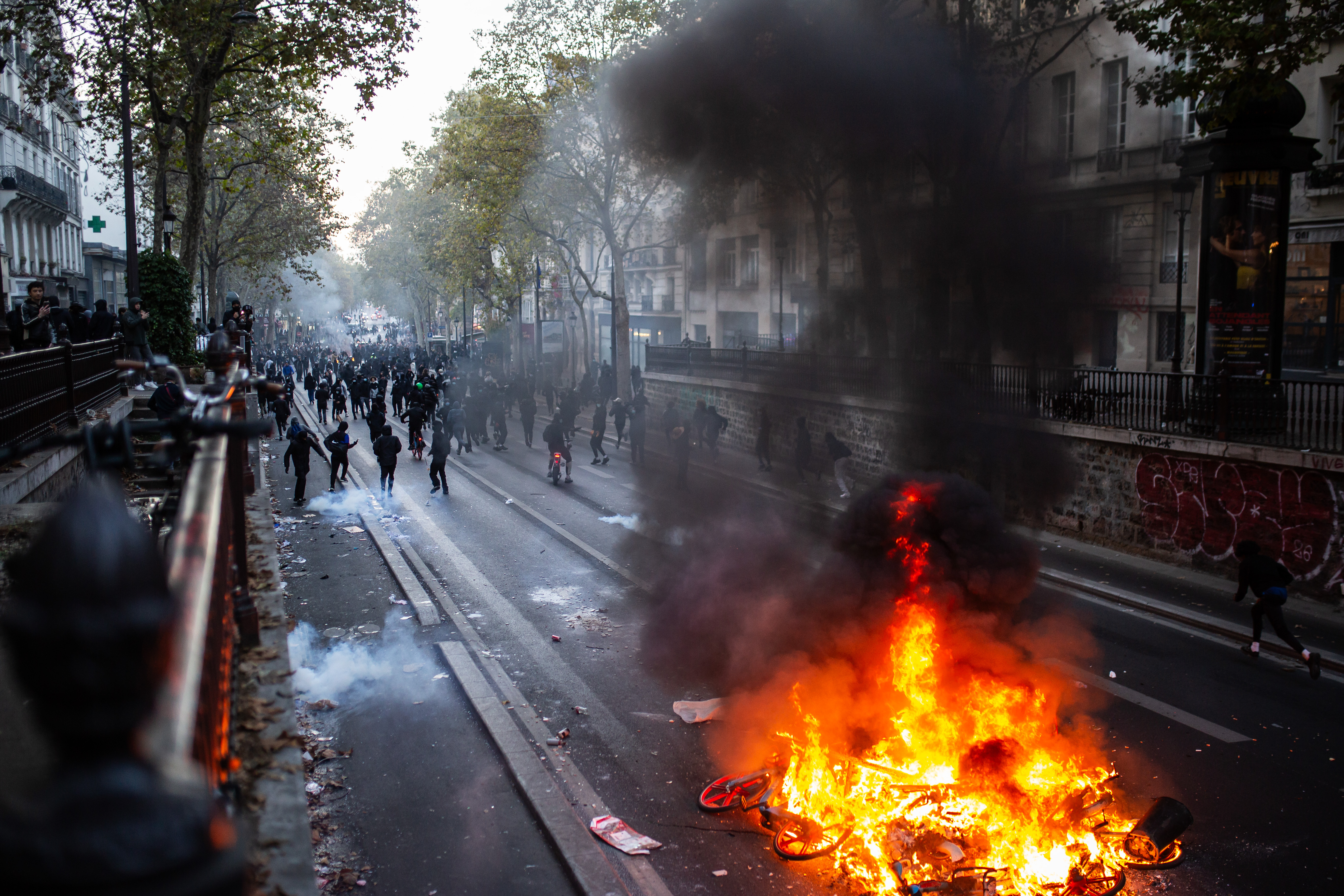 Fransa’da protestolar: Macron’dan sükunet çağrısı