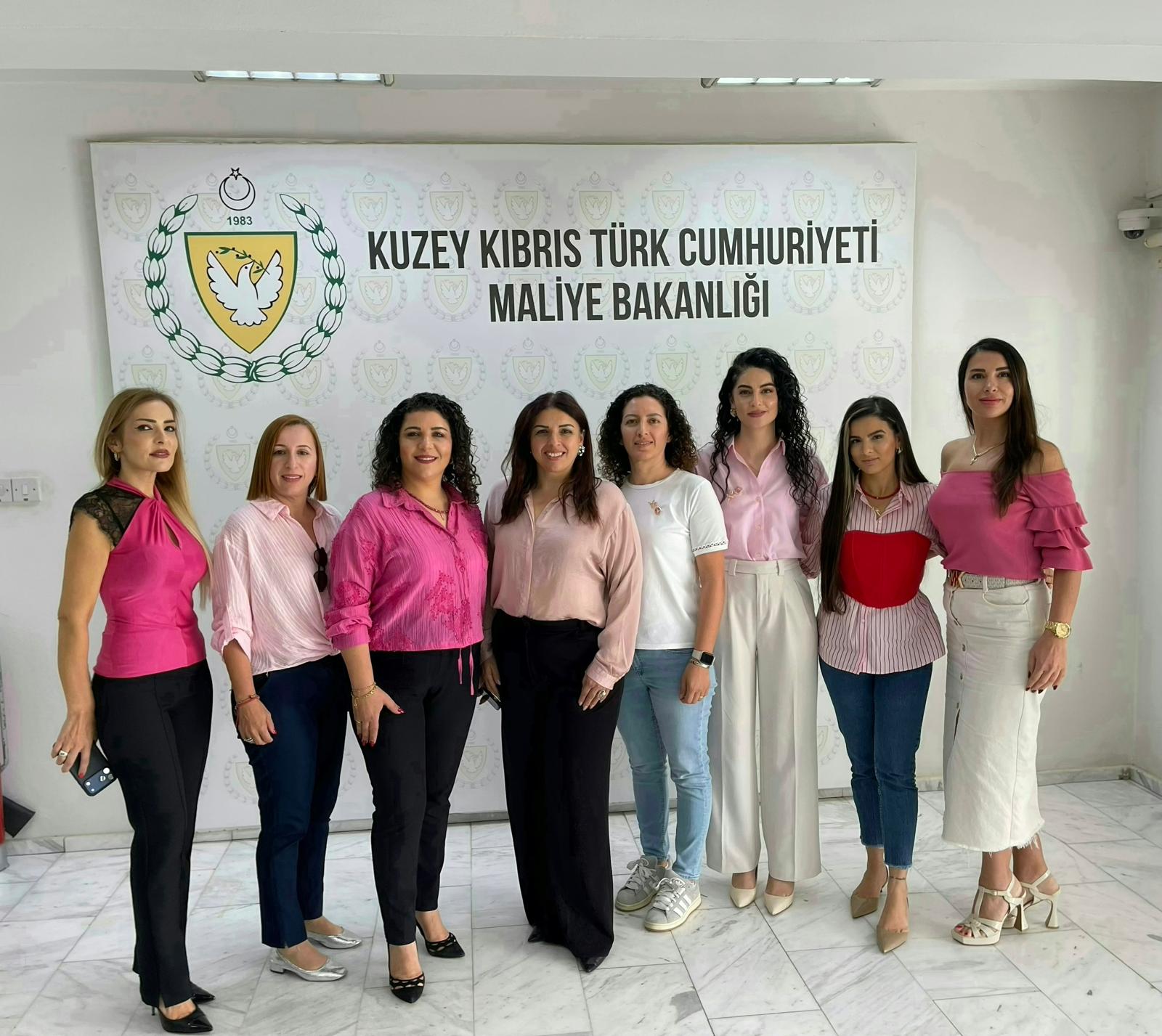 Güç-Sen kadın üyeleri, Meme Kanseri Farkındalık Ayı kapsamında pembe giydi