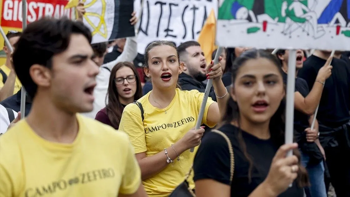 İtalya'da hükümeti protesto edenlerle polis engeli