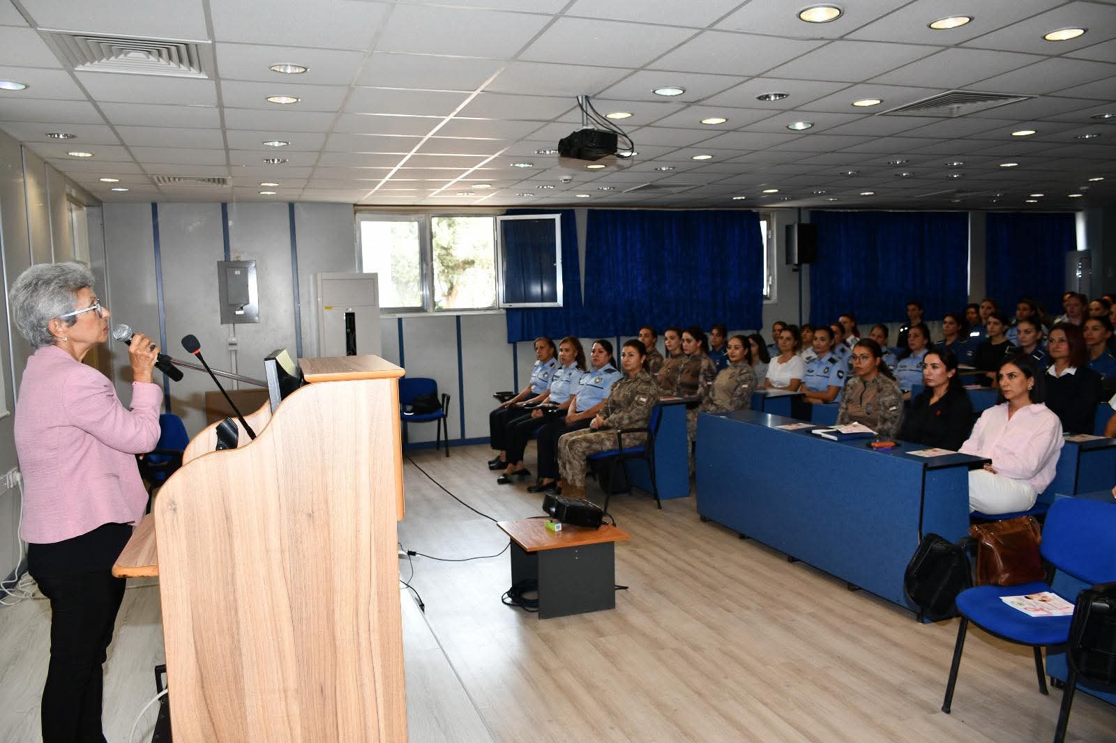 KHYD iş birliğinde kadın polis mensuplarına yönelik konferans düzenlendi