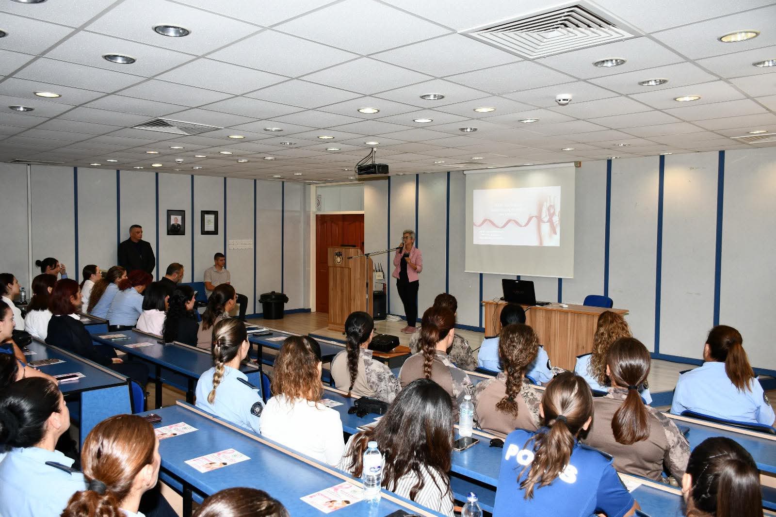 KHYD iş birliğinde kadın polis mensuplarına yönelik konferans düzenlendi