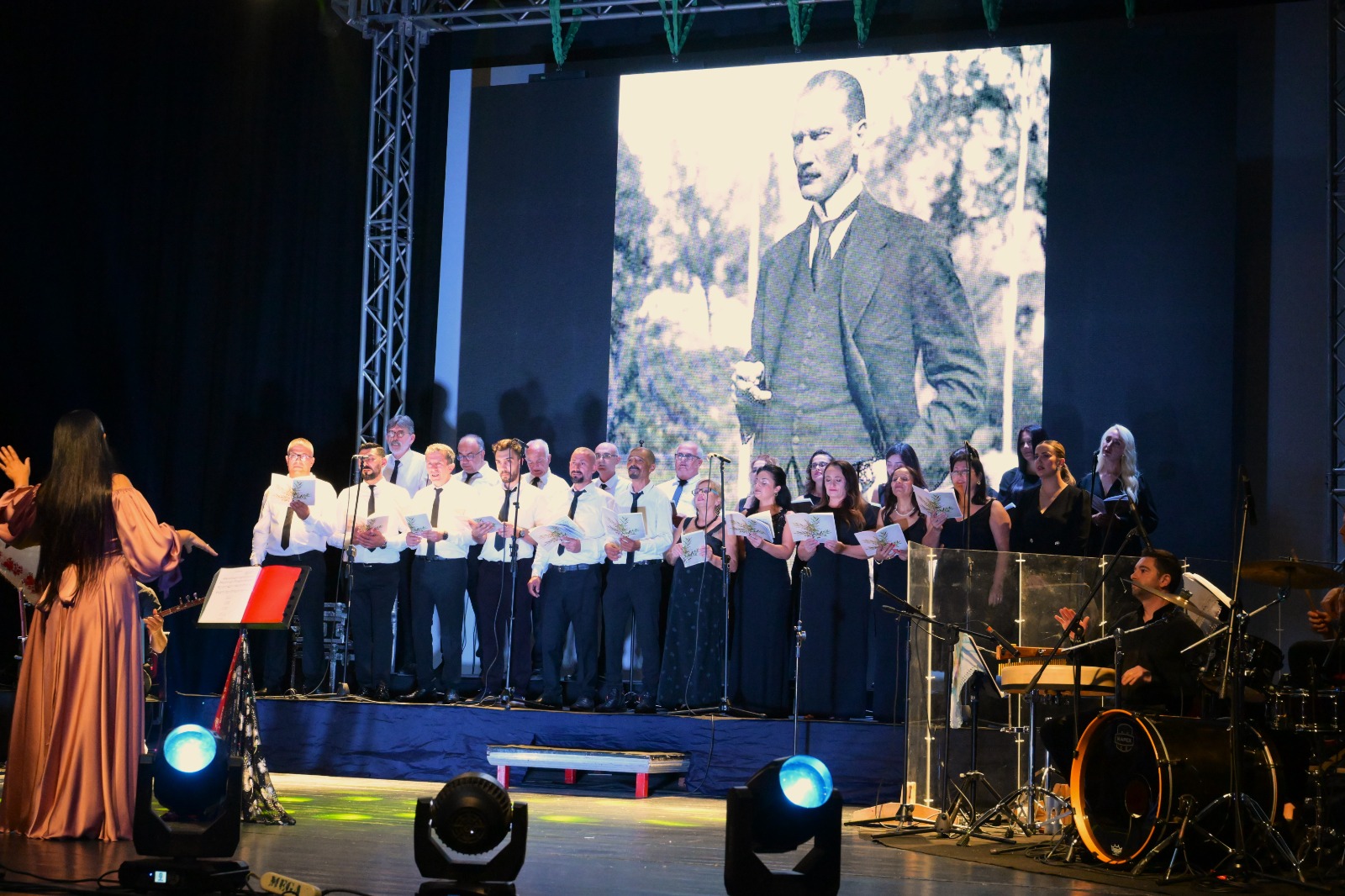 LBO Halk Müziği Korosu konser verdi