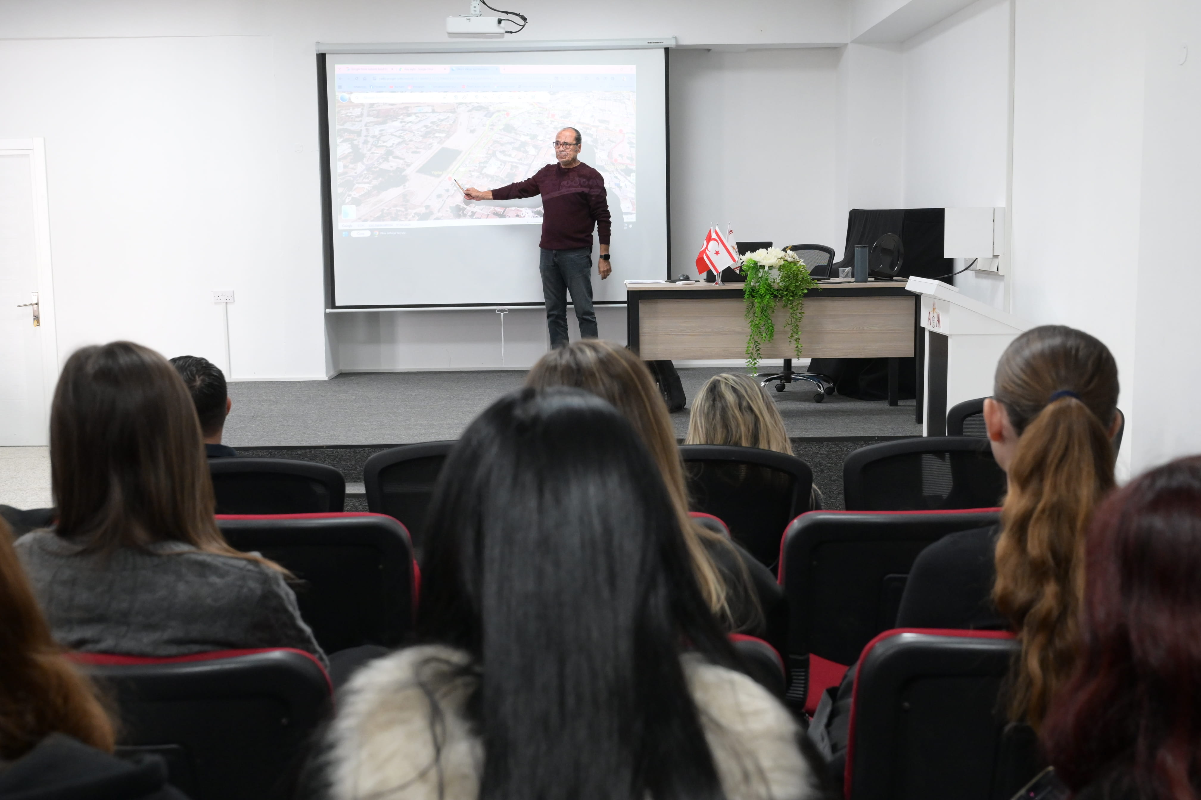 Lefkoşa Maratonu'nda görevli olacak öğrencilere eğitim verildi