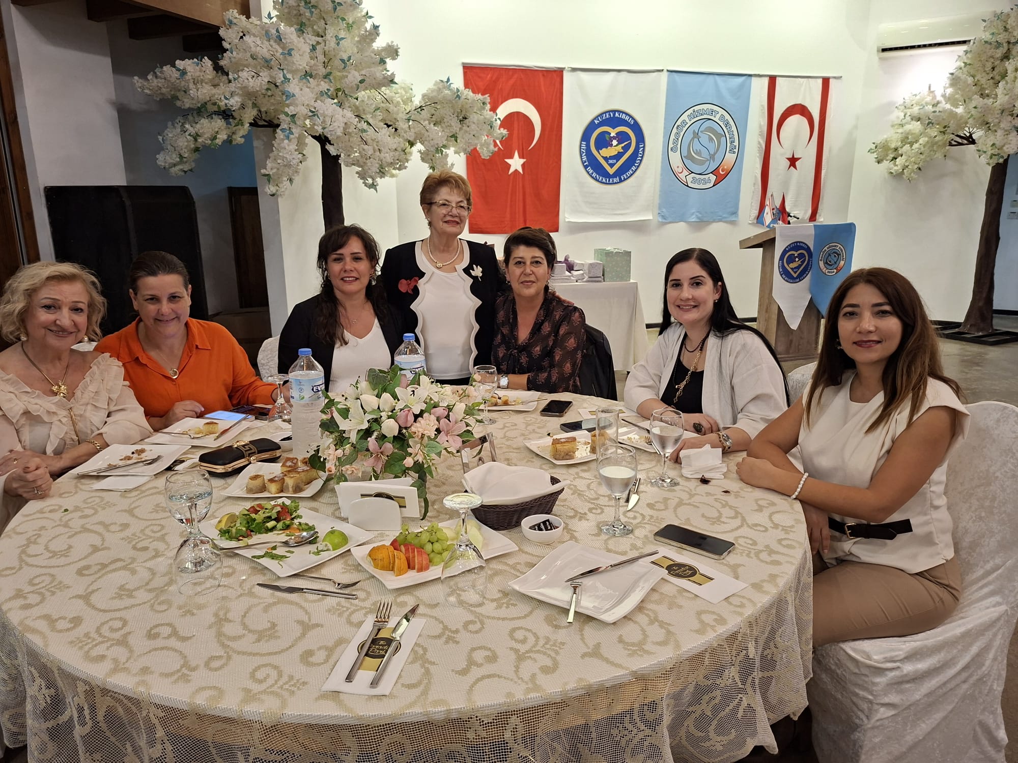 Özgür Hizmet Derneği, özel eğitim okullarının yararına yemek düzenledi