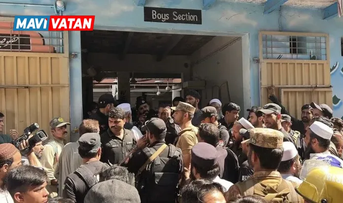 Pakistan'da okulun çatısı çöktü: 27 öğrenci ve bir öğretmen öldü