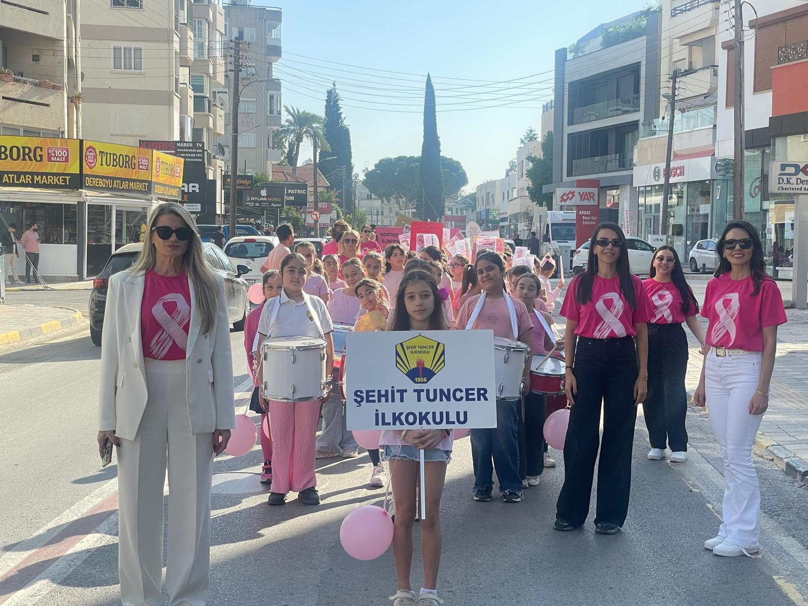 Şehit Tuncer İlkokulu öğrenci ve öğretmenleri Meme Kanseri farkındalık yürüyüşü gerçekleştirdi