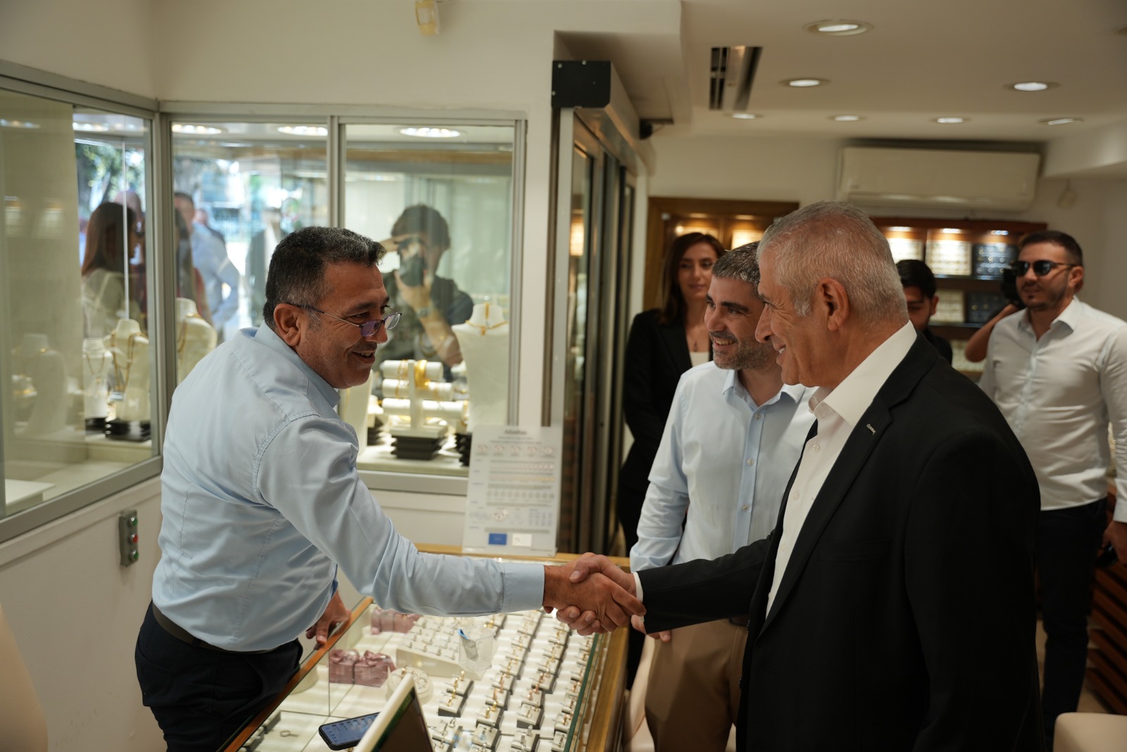Taçoy, LTB adayı Aktuç'la Surlariçi'ni ziyaret etti