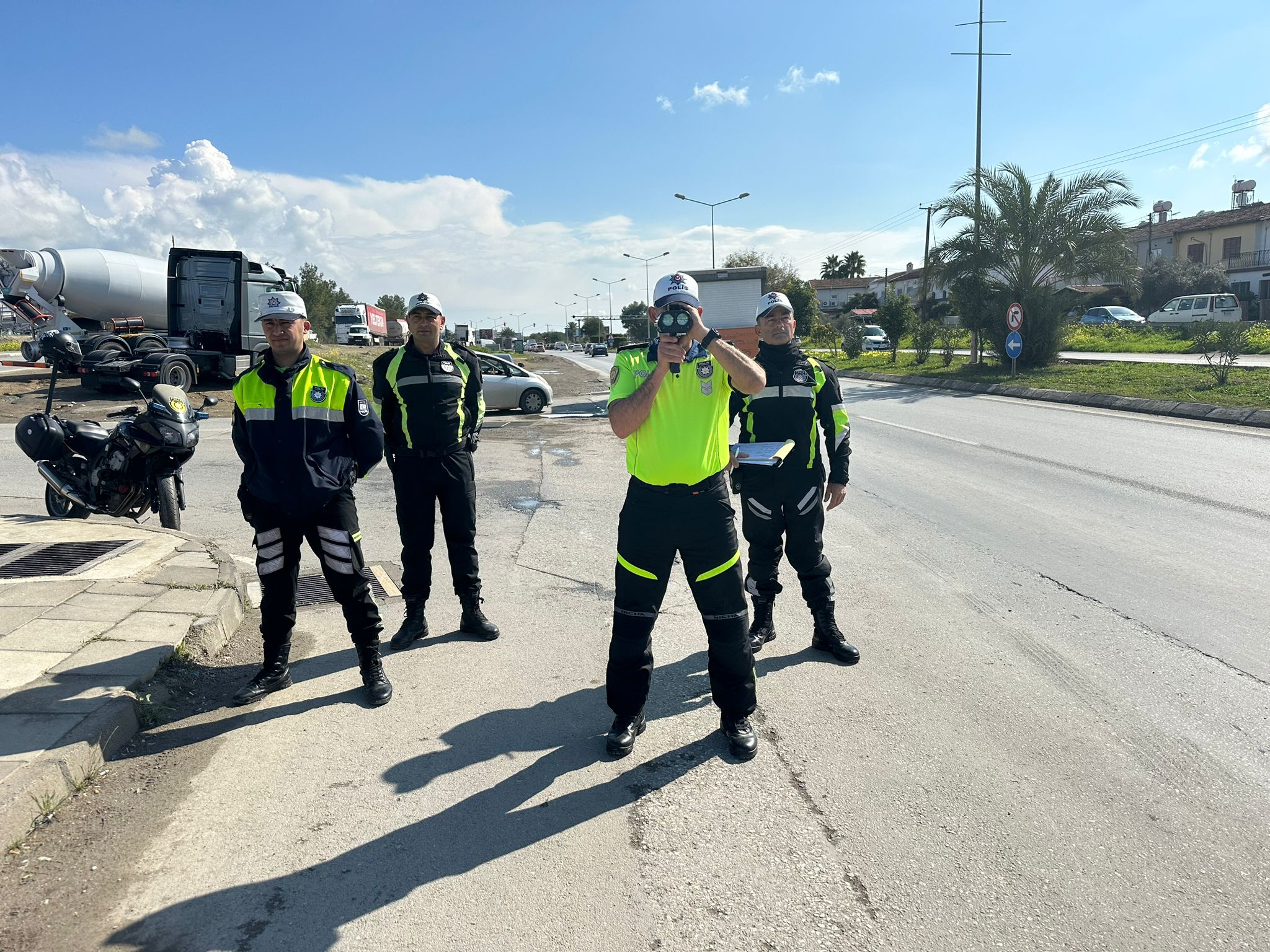 Trafik denetimlerinde 21 araç trafikten men edildi, 1 sürücü tutuklandı. 393 sürücüye yasal işlem.